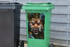 Sticker Conteneur TigreIllustrations De Noël - Tigre Entre Les Feuilles Et Les Fleurs Bleues -Jingle Bells Boutique 1200x800 2238