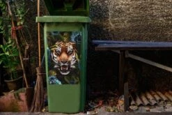 Sticker Conteneur TigreIllustrations De Noël - Tigre Entre Les Feuilles Et Les Fleurs Bleues -Jingle Bells Boutique 1200x800 2240