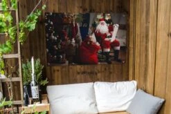 Père Noël Assis Sur Une Chaise Avec Un Sac Plein De Cadeaux Affiche De Jardin 120x80 Cm - Toile De Jardin / Toile D'extérieur / Peintures Pour L'extérieur (décoration De Jardin) -Jingle Bells Boutique 1200x800 2243