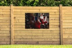 Père Noël Assis Sur Une Chaise Avec Un Sac Plein De Cadeaux Affiche De Jardin 120x80 Cm - Toile De Jardin / Toile D'extérieur / Peintures Pour L'extérieur (décoration De Jardin) -Jingle Bells Boutique 1200x800 2245