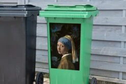 Autocollant De Récipient Vieux MaîtresIllustrations De Noël - Fille Avec Une Boucle D'oreille De Perle Par Le Vieux Maître Johannes Vermeer Avec Des Fleurs Bleues -Jingle Bells Boutique 1200x800 2286