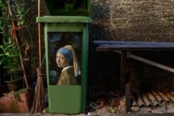 Autocollant De Récipient Vieux MaîtresIllustrations De Noël - Fille Avec Une Boucle D'oreille De Perle Par Le Vieux Maître Johannes Vermeer Avec Des Fleurs Bleues -Jingle Bells Boutique 1200x800 2288