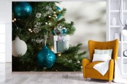 Papier Peint Papier Peint Photo En Vinyle - Gros Plan D'un Sapin De Noël Avec Des Boules Bleues Et Blanches Largeur 350 Cm X Hauteur 260 Cm - Tirage Photo Sur Papier Peint (disponible En 7 Tailles) -Jingle Bells Boutique 1200x800 229