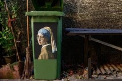 Autocollant De Conteneur Vieux MaîtresIllustrations De Noël - Fille Avec Une Boucle D'oreille De Perle Par Le Vieux Maître Johannes Vermeer Avec Des Lunettes 13 Autocollant De Conteneur Vieux MaîtresIllustrations De Noël - Fille Avec Une Boucle D'oreille De Perle Par Le Vieux Maître Johannes Vermeer Avec Des Lunettes -Jingle Bells Boutique 1200x800 2378