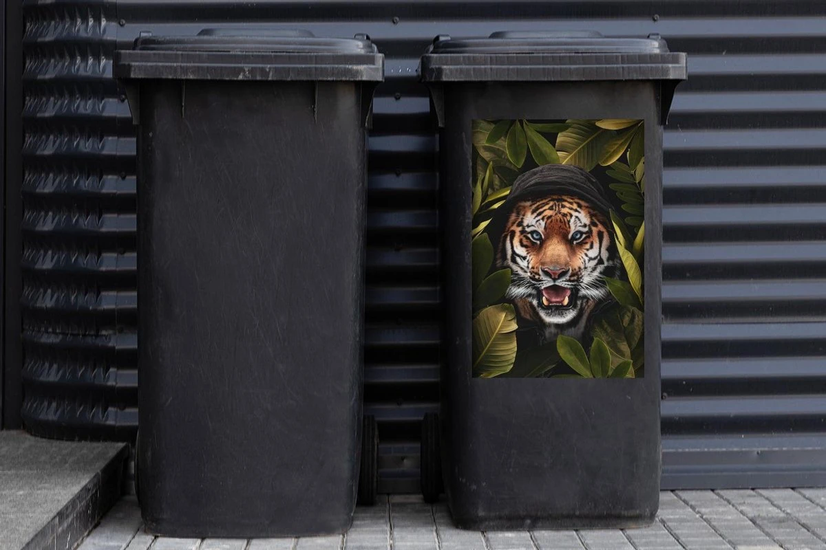 Sticker Conteneur TigreIllustrations De Noël - Tigre Avec Un Capuchon Entre Les Feuilles 4 Sticker Conteneur TigreIllustrations De Noël - Tigre Avec Un Capuchon Entre Les Feuilles – Image 2