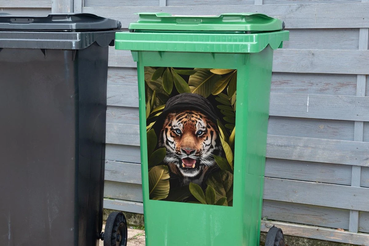 Sticker Conteneur TigreIllustrations De Noël - Tigre Avec Un Capuchon Entre Les Feuilles 6 Sticker Conteneur TigreIllustrations De Noël - Tigre Avec Un Capuchon Entre Les Feuilles – Image 4