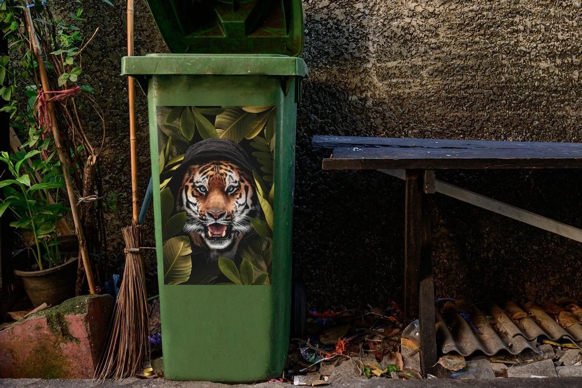 Sticker Conteneur TigreIllustrations De Noël - Tigre Avec Un Capuchon Entre Les Feuilles 8 Sticker Conteneur TigreIllustrations De Noël - Tigre Avec Un Capuchon Entre Les Feuilles – Image 6