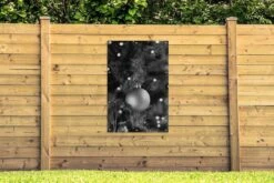 Affiche De Jardin Boule Dorée En Sapin De Noël - Noir Et Blanc - 80x120 Cm - Jardin -Jingle Bells Boutique 1200x800 2387