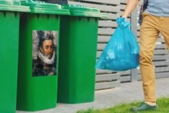 Sticker Conteneur Vieux MaîtresIllustrations De Noël - Guillaume D' Oranje Par Old Master Adriaen Thomasz Sur Fond De Journaux -Jingle Bells Boutique 1200x800 2425