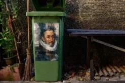 Sticker Conteneur Vieux MaîtresIllustrations De Noël - Guillaume D' Oranje Par Old Master Adriaen Thomasz Sur Fond De Journaux -Jingle Bells Boutique 1200x800 2426