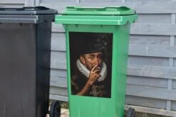 Autocollant De Conteneur Vieux MaîtresIllustrations De Noël - Guillaume D' Oranje Par Old Master Adriaen Thomasz Fume Une Cigarette -Jingle Bells Boutique 1200x800 2445