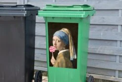 Autocollant De Conteneur Vieux MaîtresIllustrations De Noël - Fille Avec Une Boucle D'oreille De Perle Par Le Vieux Maître Johannes Vermeer Avec Une Sucette Rouge Et Blanche -Jingle Bells Boutique 1200x800 2487