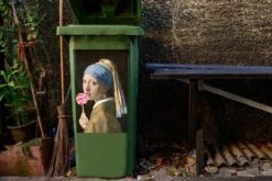 Autocollant De Conteneur Vieux MaîtresIllustrations De Noël - Fille Avec Une Boucle D'oreille De Perle Par Le Vieux Maître Johannes Vermeer Avec Une Sucette Rouge Et Blanche -Jingle Bells Boutique 1200x800 2489