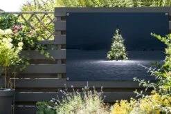 Affiche De Jardin Sapin De Noël Lumineux Sur Sol Enneigé 180x120 Cm - Toile De Jardin / Toile D'extérieur / Peintures D'extérieur (décoration De Jardin) XXL / Grand Format! -Jingle Bells Boutique 1200x800 2543