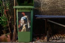 Autocollant De Conteneur Vieux MaîtresIllustrations De Noël - Fille Avec Une Boucle D'oreille De Perle Par Le Vieux Maître Johannes Vermeer Avec Filtre D'ombre -Jingle Bells Boutique 1200x800 2558