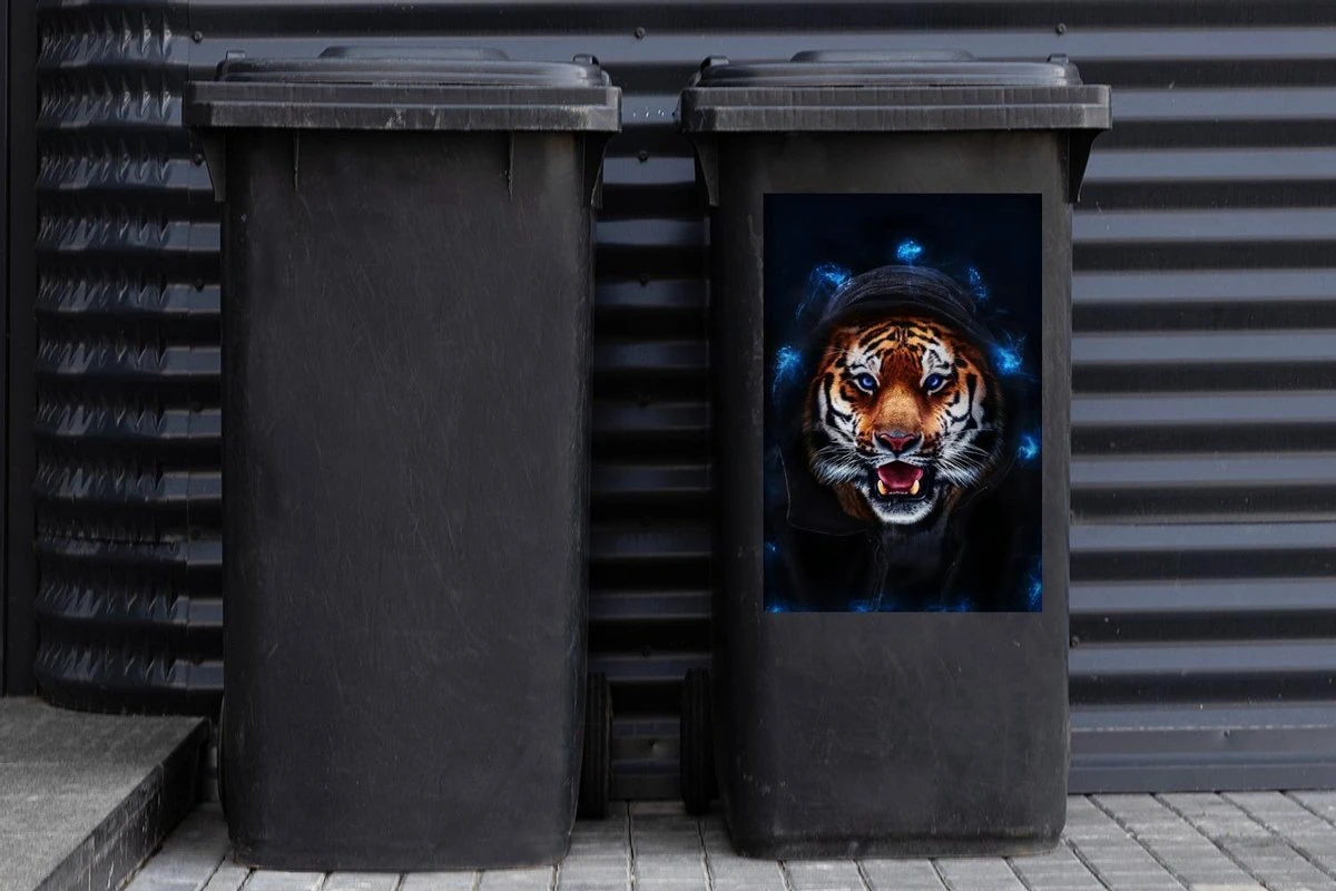 Sticker Conteneur TigreIllustrations De Noël - Tigre Avec Une Capuche Entre Les Lumières Bleues Sur Fond Noir 4 Sticker Conteneur TigreIllustrations De Noël - Tigre Avec Une Capuche Entre Les Lumières Bleues Sur Fond Noir – Image 2