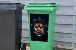 Sticker Conteneur TigreIllustrations De Noël - Tigre Avec Une Capuche Entre Les Lumières Bleues Sur Fond Noir 11 Sticker Conteneur TigreIllustrations De Noël - Tigre Avec Une Capuche Entre Les Lumières Bleues Sur Fond Noir -Jingle Bells Boutique 1200x800 2686