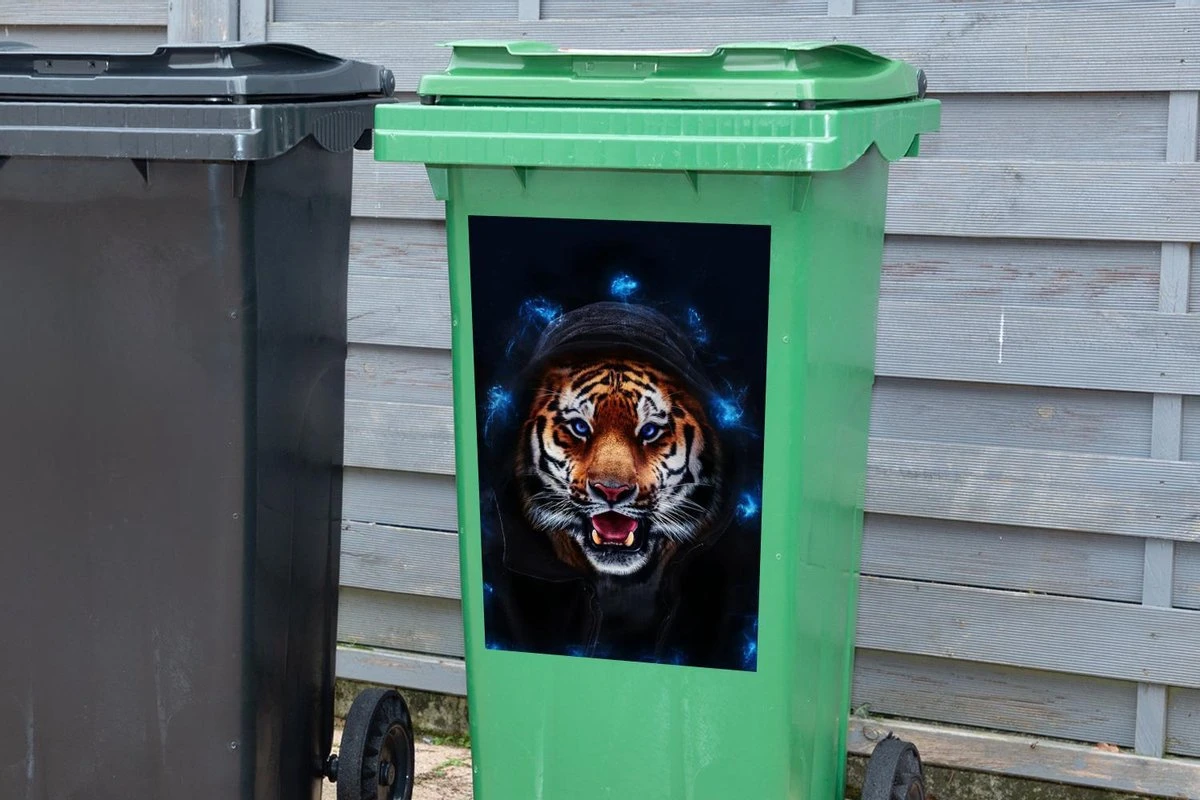 Sticker Conteneur TigreIllustrations De Noël - Tigre Avec Une Capuche Entre Les Lumières Bleues Sur Fond Noir 6 Sticker Conteneur TigreIllustrations De Noël - Tigre Avec Une Capuche Entre Les Lumières Bleues Sur Fond Noir – Image 4