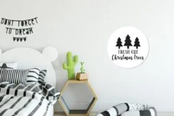 Citation Arbres De Noël Fraîchement Coupés Sur Fond Blanc Sticker Mural Cercle Mural - ⌀ 30 Cm - Peinture Ronde - Cercle Papier Peint - Cercle Mural - Cercle Vivant - Autocollant Et Coupe Ronde -Jingle Bells Boutique 1200x800 355