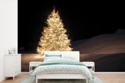 Papier Peint Papier Peint Photo En Vinyle - Un Sapin De Noël Illuminé Pendant La Nuit Largeur 330 Cm X Hauteur 220 Cm - Tirage Photo Sur Papier Peint (disponible En 7 Tailles)