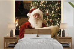 Papier Peint Papier Peint Photo En Vinyle - Le Père Noël Vérifie Son Cadre Largeur 350 Cm X Hauteur 350 Cm - Tirage Photo Sur Papier Peint (disponible En 7 Tailles)