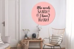 Citation De Noël Qui A Besoin Du Père Noël? J'ai Nana! Sur Fond Rose Sticker Mural Cercle Mural - ⌀ 120 Cm - Peinture Ronde - Cercle Papier Peint - Cercle Mural - Cercle Vivant - Autocollant & Découpe Ronde -Jingle Bells Boutique 1200x800 487