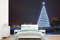 Papier Peint Photo Vinyle - Un Sapin De Noël Illuminé à Tower Bridge En Angleterre Largeur 420 Cm X Hauteur 280 Cm - Tirage Photo Sur Papier Peint (disponible En 7 Tailles)