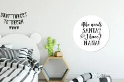 Citation De Noël Qui A Besoin Du Père Noël? J'ai Nana! Sur Fond Blanc Sticker Mural Cercle - 80x80 Cm - Peinture Ronde - Cercle Papier Peint - Cercle Mural - Cercle Vivant - Autocollant & Découpe Ronde -Jingle Bells Boutique 1200x800 522