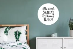 Citation De Noël Qui A Besoin Du Père Noël? J'ai Nana! Sur Fond Blanc Sticker Mural Cercle - 80x80 Cm - Peinture Ronde - Cercle Papier Peint - Cercle Mural - Cercle Vivant - Autocollant & Découpe Ronde -Jingle Bells Boutique 1200x800 523