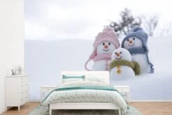 Papier Peint Papier Peint Photo En Vinyle - Une Famille De Poupées De Noël Sur Le Paysage Enneigé Largeur 450 Cm X Hauteur 300 Cm - Tirage Photo Sur Papier Peint (disponible En 7 Tailles)