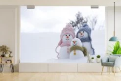 Papier Peint Papier Peint Photo En Vinyle - Une Famille De Poupées De Noël Sur Le Paysage Enneigé Largeur 450 Cm X Hauteur 300 Cm - Tirage Photo Sur Papier Peint (disponible En 7 Tailles) -Jingle Bells Boutique 1200x800 548