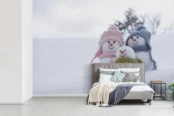 Papier Peint Papier Peint Photo En Vinyle - Une Famille De Poupées De Noël Sur Le Paysage Enneigé Largeur 450 Cm X Hauteur 300 Cm - Tirage Photo Sur Papier Peint (disponible En 7 Tailles) -Jingle Bells Boutique 1200x800 549