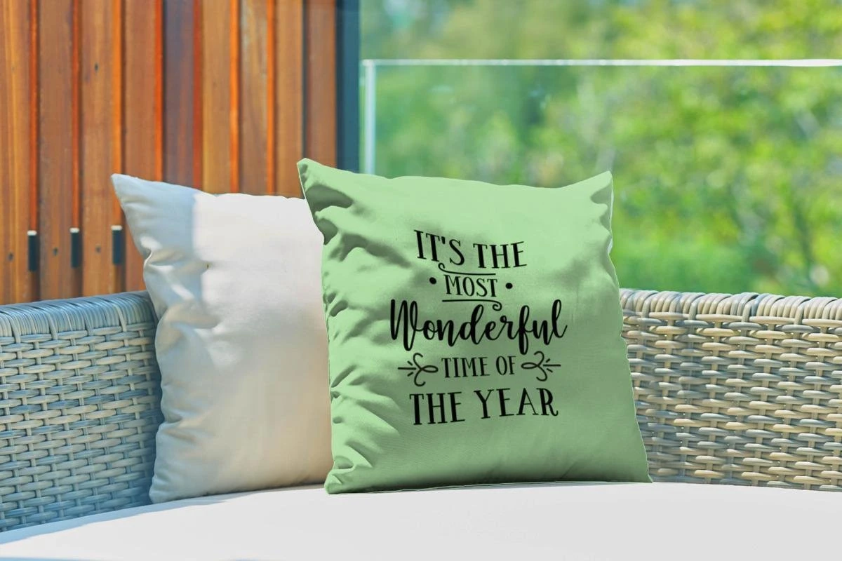 Coussins D'extérieur - Jardin - Citation De Noël C'est La Plus Belle Période De L'année Sur Fond Vert - 40x40 Cm 5 Coussins D'extérieur - Jardin - Citation De Noël C'est La Plus Belle Période De L'année Sur Fond Vert - 40x40 Cm – Image 3