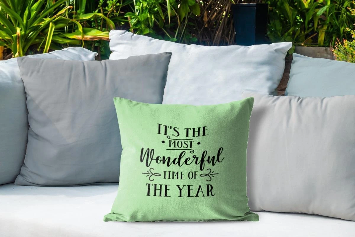 Coussins D'extérieur - Jardin - Citation De Noël C'est La Plus Belle Période De L'année Sur Fond Vert - 40x40 Cm 6 Coussins D'extérieur - Jardin - Citation De Noël C'est La Plus Belle Période De L'année Sur Fond Vert - 40x40 Cm – Image 4
