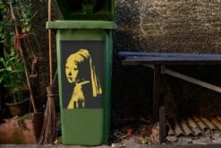 Autocollant De Conteneur Vieux MaîtresIllustrations De Noël - Fille Avec Une Boucle D'oreille De Perle Par Le Vieux Maître Johannes Vermeer En Couleur Jaune -Jingle Bells Boutique 1200x800 722