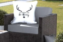 Coussins D'extérieur - Jardin - Citation Mangez, Buvez Et Soyez Joyeux Noël Décoration Murale Noir Sur Blanc - 60x60 Cm -Jingle Bells Boutique 1200x800 730