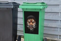 Sticker Conteneur TigreIllustrations De Noël - Un Tigre Avec Une Capuche Sur Un Fond Noir -Jingle Bells Boutique 1200x800 768