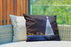 Coussins D'extérieur - Jardin - Un Sapin De Noël Illuminé Au Tower Bridge En Angleterre - 60x40 Cm -Jingle Bells Boutique 1200x800 777