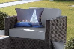 Coussins D'extérieur - Jardin - Un Sapin De Noël Illuminé Au Tower Bridge En Angleterre - 60x40 Cm -Jingle Bells Boutique 1200x800 779