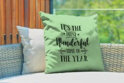 Coussins D'extérieur - Jardin - Citation De Noël C'est La Plus Belle Période De L'année Sur Fond Vert - 60x60 Cm -Jingle Bells Boutique 1200x800 781