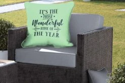 Coussins D'extérieur - Jardin - Citation De Noël C'est La Plus Belle Période De L'année Sur Fond Vert - 60x60 Cm -Jingle Bells Boutique 1200x800 783