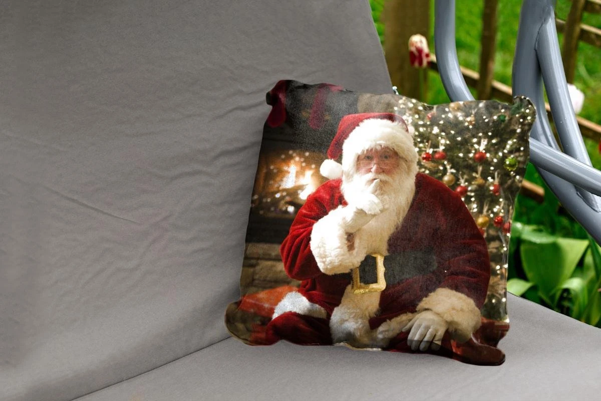 Coussins D'extérieur - Jardin - Père Noël Avec Un Sapin De Noël Coloré En Arrière-plan - 45x45 Cm 4 Coussins D'extérieur - Jardin - Père Noël Avec Un Sapin De Noël Coloré En Arrière-plan - 45x45 Cm – Image 2