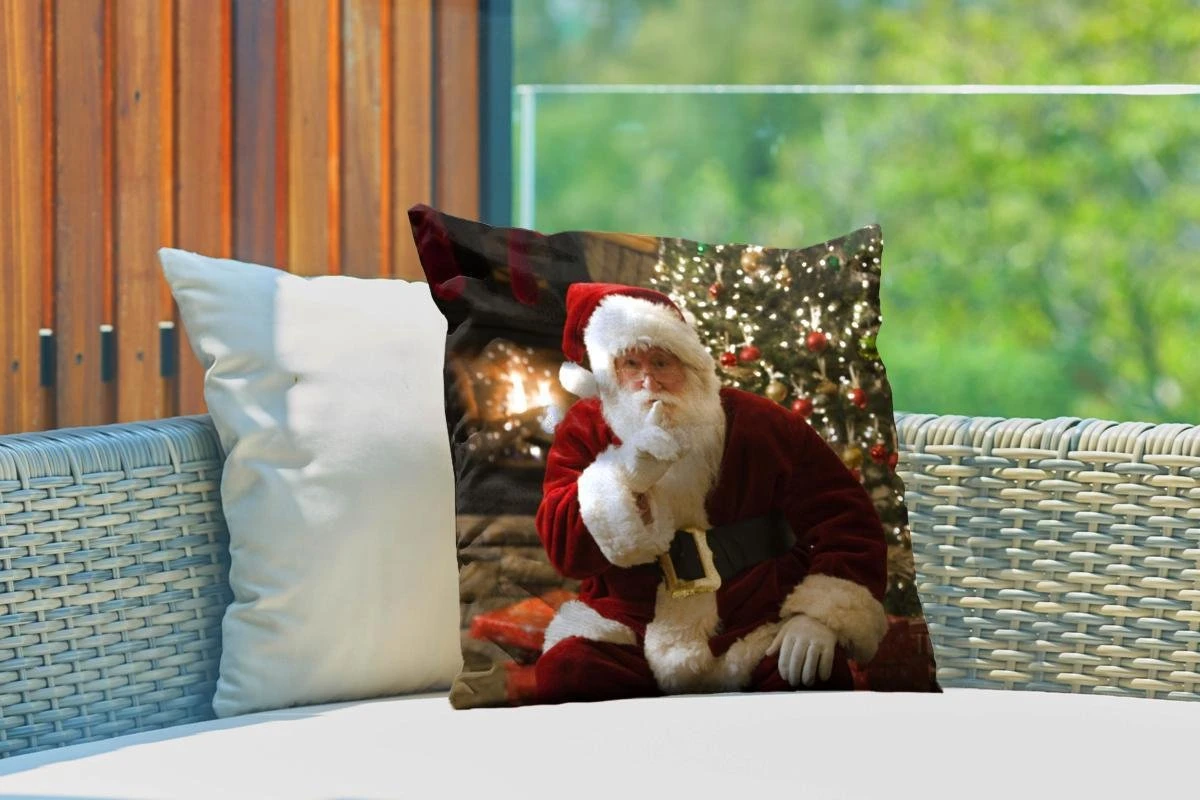 Coussins D'extérieur - Jardin - Père Noël Avec Un Sapin De Noël Coloré En Arrière-plan - 45x45 Cm 5 Coussins D'extérieur - Jardin - Père Noël Avec Un Sapin De Noël Coloré En Arrière-plan - 45x45 Cm – Image 3