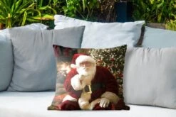Coussins D'extérieur - Jardin - Père Noël Avec Un Sapin De Noël Coloré En Arrière-plan - 45x45 Cm 10 Coussins D'extérieur - Jardin - Père Noël Avec Un Sapin De Noël Coloré En Arrière-plan - 45x45 Cm -Jingle Bells Boutique 1200x800 786