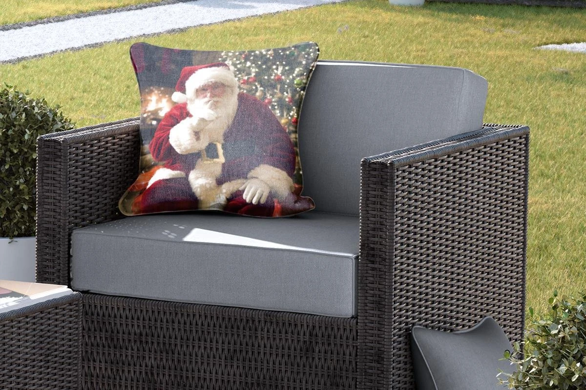 Coussins D'extérieur - Jardin - Père Noël Avec Un Sapin De Noël Coloré En Arrière-plan - 45x45 Cm 7 Coussins D'extérieur - Jardin - Père Noël Avec Un Sapin De Noël Coloré En Arrière-plan - 45x45 Cm – Image 5