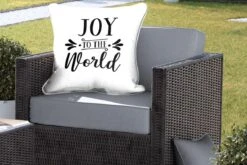 Coussins D'extérieur - Jardin - Citation De Noël Joy Au Monde Sur Fond Blanc - 60x60 Cm -Jingle Bells Boutique 1200x800 796