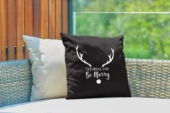 Coussins D'extérieur - Jardin - Citation Mangez, Buvez Et Soyez Joyeux Noël Décoration Murale Blanc Sur Noir - 40x40 Cm -Jingle Bells Boutique 1200x800 817