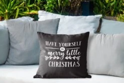 Coussins D'extérieur - Jardin - Citation De Noël Passez Un Joyeux Petit Noël Avec Un Fond Noir - 45x45 Cm -Jingle Bells Boutique 1200x800 830