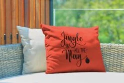 Coussins D'extérieur - Jardin - Citation De Noël Jingle Tout Le Chemin Avec Un Fond Rouge - 60x40 Cm -Jingle Bells Boutique 1200x800 842