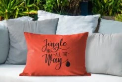 Coussins D'extérieur - Jardin - Citation De Noël Jingle Tout Le Chemin Avec Un Fond Rouge - 60x40 Cm -Jingle Bells Boutique 1200x800 843